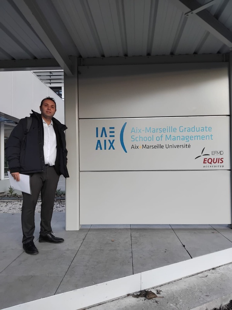 Mohammad Saab devant l'IAE Aix-Marseille